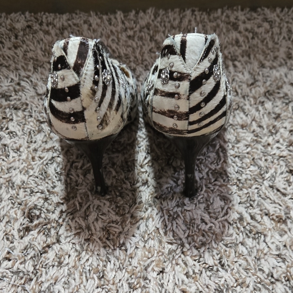 N.Y.L.A. Black and White Patterned Heels with Gold Accents - Picture 3 of 5